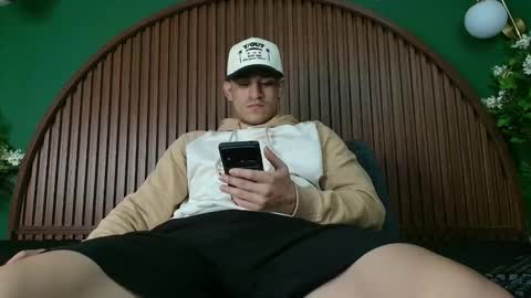 Snapshot of logan_griffin chatting on December 17, 5:02 am logan_griffin online show from December 17, 5:02 am