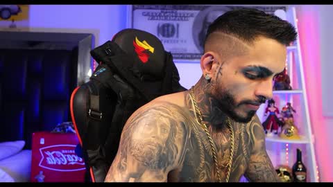 logan_hugh8 online show from December 21, 1:32 pm