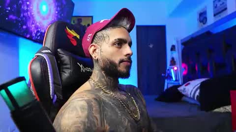 logan_hugh8 online show from February 4, 1:11 am