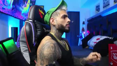 logan_hugh8 online show from February 10, 9:13 am