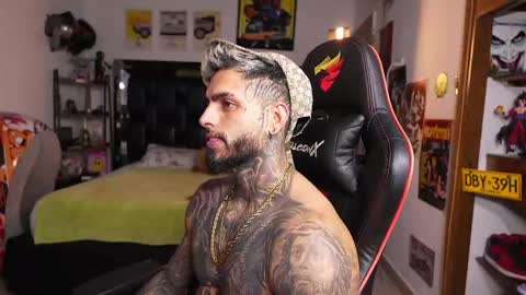logan_hugh8 online show from May 20, 2:07 am