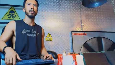 Snapshot of logan_mercer chatting on December 15, 3:00 am logan_mercer online show from December 15, 3:00 am