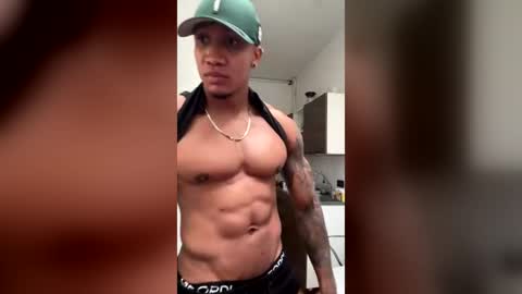 Snapshot of logan_varela chatting on July 5, 9:33 pm logan_varela online show from July 5, 9:33 pm
