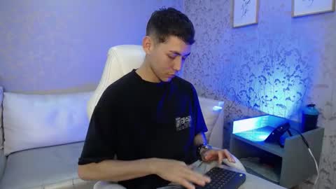 Snapshot of loganfoster_ chatting on December 13, 8:36 pm Loganfoster online show from December 13, 8:36 pm