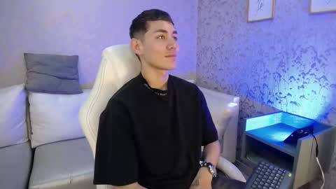 Snapshot of loganfoster_ chatting on December 14, 10:03 pm Loganfoster online show from December 14, 10:03 pm