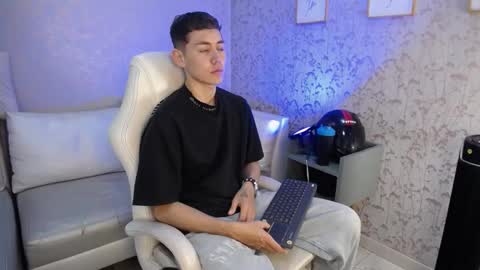 Snapshot of loganfoster_ chatting on December 15, 8:35 pm Loganfoster online show from December 15, 8:35 pm