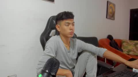 logantwink18 online show from March 3, 3:18 pm