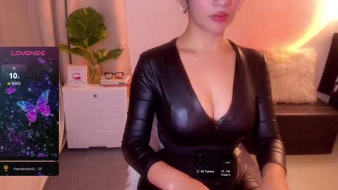 Snapshot of loisewilliams chatting on May 13, 8:27 pm Mistress L online show from May 13, 8:27 pm