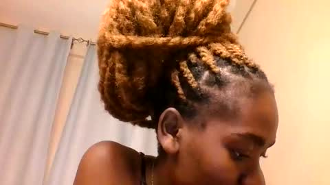 Snapshot of lola_allure chatting on May 20, 11:16 am lola_allure online show from May 20, 11:16 am