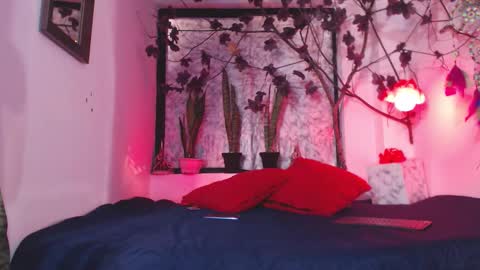 lola_foox online show from December 4, 7:00 pm