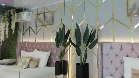 lola_saenz__ online show from February 5, 12:10 pm