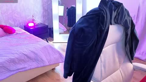 Lola  online show from April 23, 2:30 pm