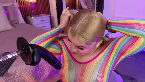 Snapshot of lolaangellx chatting on June 10, 8:52 pm Lola Angel online show from June 10, 8:52 pm