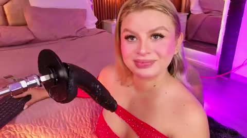 Snapshot of lolaangellx chatting on June 15, 9:06 pm Lola Angel online show from June 15, 9:06 pm