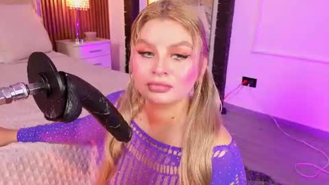 Snapshot of lolaangellx chatting on June 17, 9:27 pm Lola Angel online show from June 17, 9:27 pm