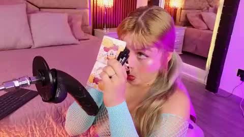 Snapshot of lolaangellx chatting on June 23, 8:18 pm Lola Angel online show from June 23, 8:18 pm