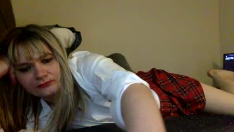 Snapshot of lolaherehi chatting on June 19, 10:02 pm LolaJackson online show from June 19, 10:02 pm