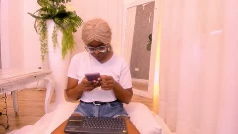 Snapshot of lolajenkiins chatting on November 17, 12:55 pm lola online show from November 17, 12:55 pm