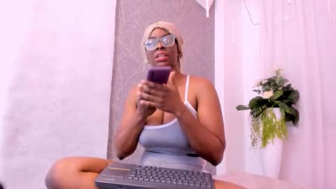 Snapshot of lolajenkiins chatting on November 18, 12:53 pm lola online show from November 18, 12:53 pm