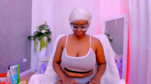 Snapshot of lolajenkiins chatting on November 22, 1:32 pm lola online show from November 22, 1:32 pm