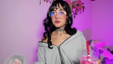 Snapshot of lolaleah_ chatting on March 4, 6:19 am Lola online show from March 4, 6:19 am