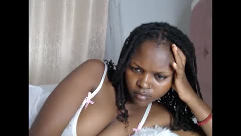 Snapshot of lolamia7 chatting on April 2, 5:32 pm lolamia7 online show from April 2, 5:32 pm