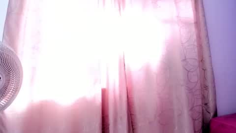 Snapshot of lolasweett_ chatting on November 22, 1:43 pm lolasweett_ online show from November 22, 1:43 pm