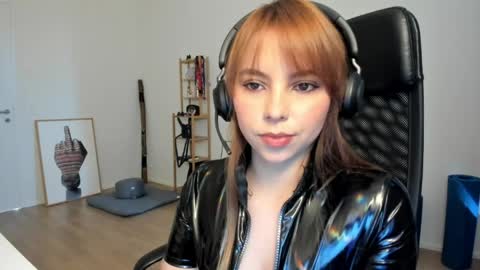 Snapshot of lolaverse chatting on April 3, 10:46 am Lola doll online show from April 3, 10:46 am