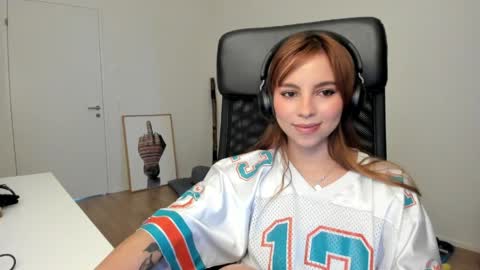 Snapshot of lolaverse chatting on April 6, 6:25 am Lola doll online show from April 6, 6:25 am