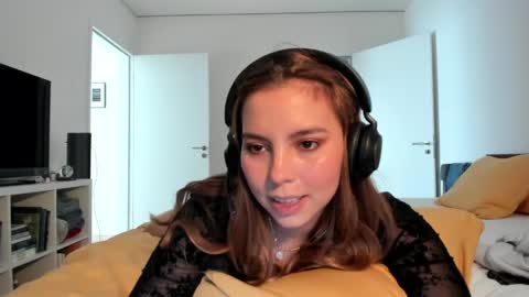 Snapshot of lolaverse chatting on April 18, 2:32 pm Lola doll online show from April 18, 2:32 pm