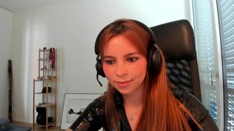 Snapshot of lolaverse chatting on April 25, 8:28 am Lola doll online show from April 25, 8:28 am