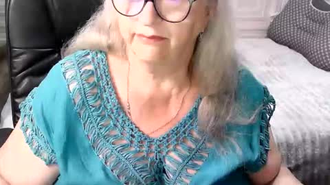 Snapshot of lolkaalyss chatting on May 10, 2:39 am LolkaAlyss online show from May 10, 2:39 am