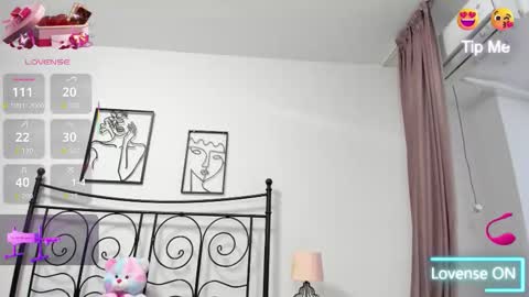 Snapshot of lollavibes chatting on December 15, 5:55 am Lolla online show from December 15, 5:55 am