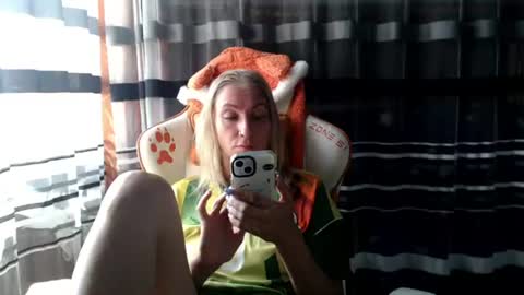 Snapshot of lollifox_1 chatting on July 28, 12:48 pm Lisa online show from July 28, 12:48 pm