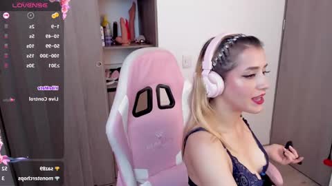 Snapshot of lolly_js_ chatting on February 9, 1:55 am Lolly online show from February 9, 1:55 am