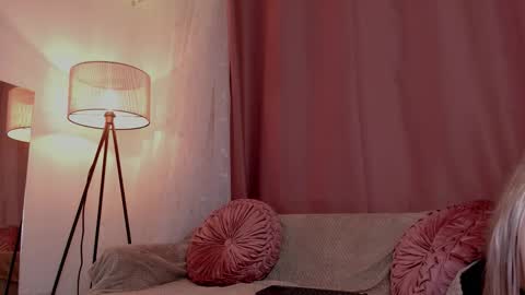 Snapshot of lolly_js_ chatting on November 18, 7:24 am Lolly online show from November 18, 7:24 am