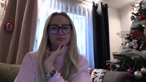 Snapshot of lolly_kaia chatting on December 15, 7:12 am Lolly online show from December 15, 7:12 am