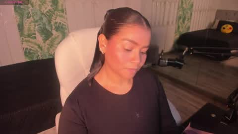 loly_marce online show from April 17, 8:01 pm