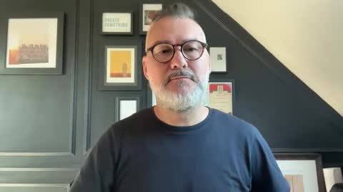 Snapshot of londongent2023 chatting on October 6, 10:56 am EnglishBear online show from October 6, 10:56 am