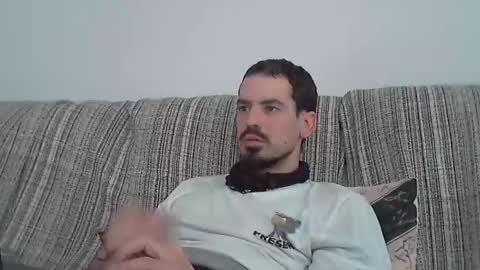 Snapshot of longnight5 chatting on January 31, 3:11 pm Alejandro Rulitos Twitter longnight55 Intagram 5longnight5 online show from January 31, 3:11 pm