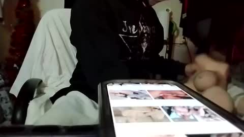 Snapshot of longstroks00 chatting on December 22, 12:18 am longstroks00 online show from December 22, 12:18 am