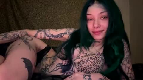 Snapshot of lookingforlona chatting on December 22, 2:36 pm lookingforlona online show from December 22, 2:36 pm