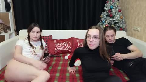 Jean and Isa right couple Mark and Eva left couple online show from December 27, 8:13 am