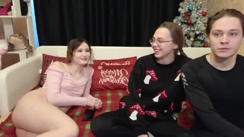 Jean and Isa right couple Mark and Eva left couple online show from January 2, 8:06 am