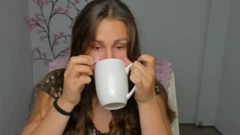 Snapshot of lora_kisses chatting on June 29, 5:35 am Lora online show from June 29, 5:35 am