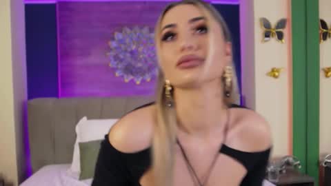 Lora online show from November 30, 7:40 pm