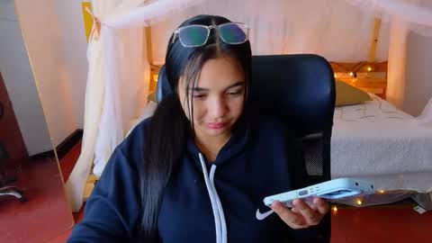 loreanis online show from March 16, 6:06 am