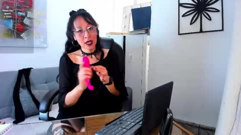 Snapshot of loretta_fraser chatting on May 26, 1:07 pm loretta_fraser online show from May 26, 1:07 pm