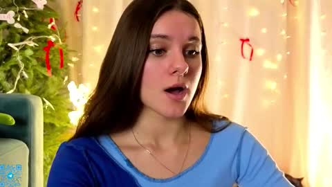 Snapshot of lorettadunnelli chatting on December 20, 7:10 pm Chloe for Fan BlackHole online show from December 20, 7:10 pm