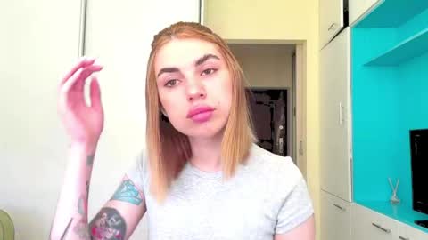 Snapshot of lorettahalechko chatting on June 9, 10:05 am Mia online show from June 9, 10:05 am